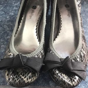 Pumps with kitten heal